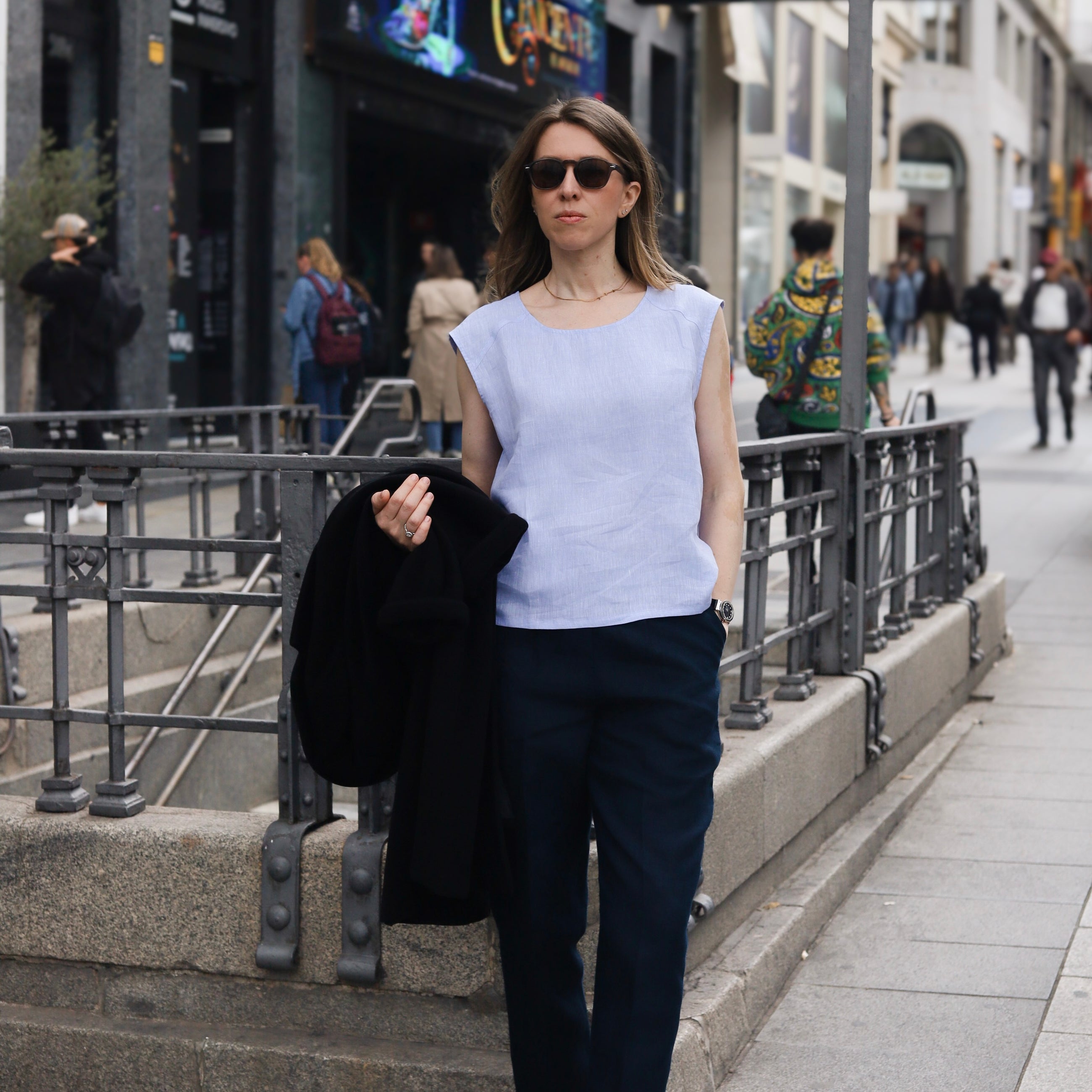 Model wearing Rizvol navy blue linen pants , full look