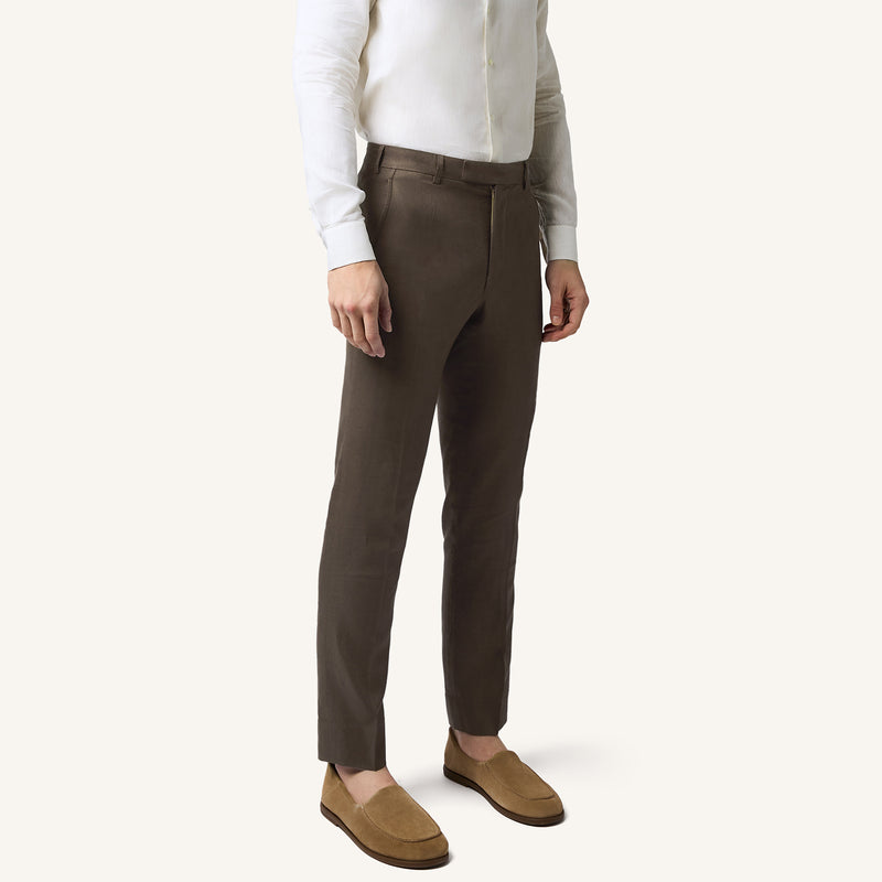 Model wearing Rizvol dried fig brown linen trousers, front view