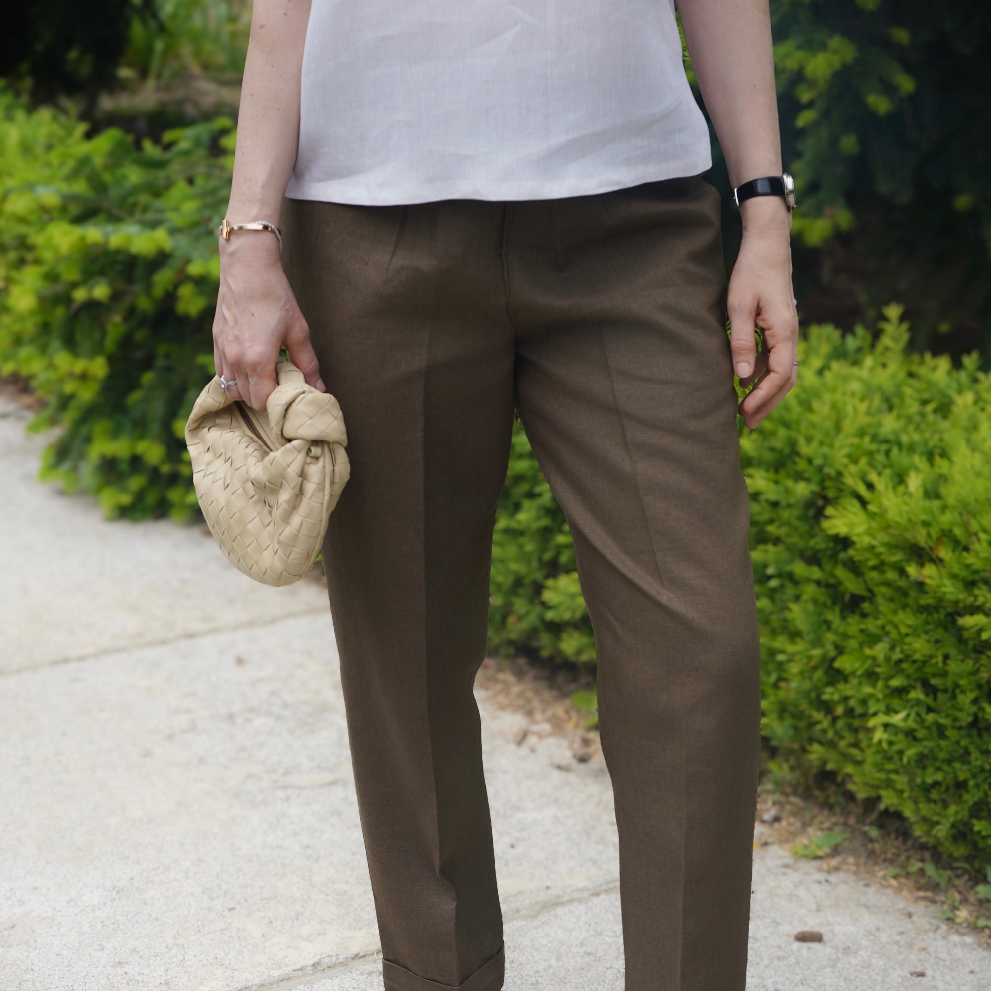 Model wearing Rizvol light brown linen pants full look