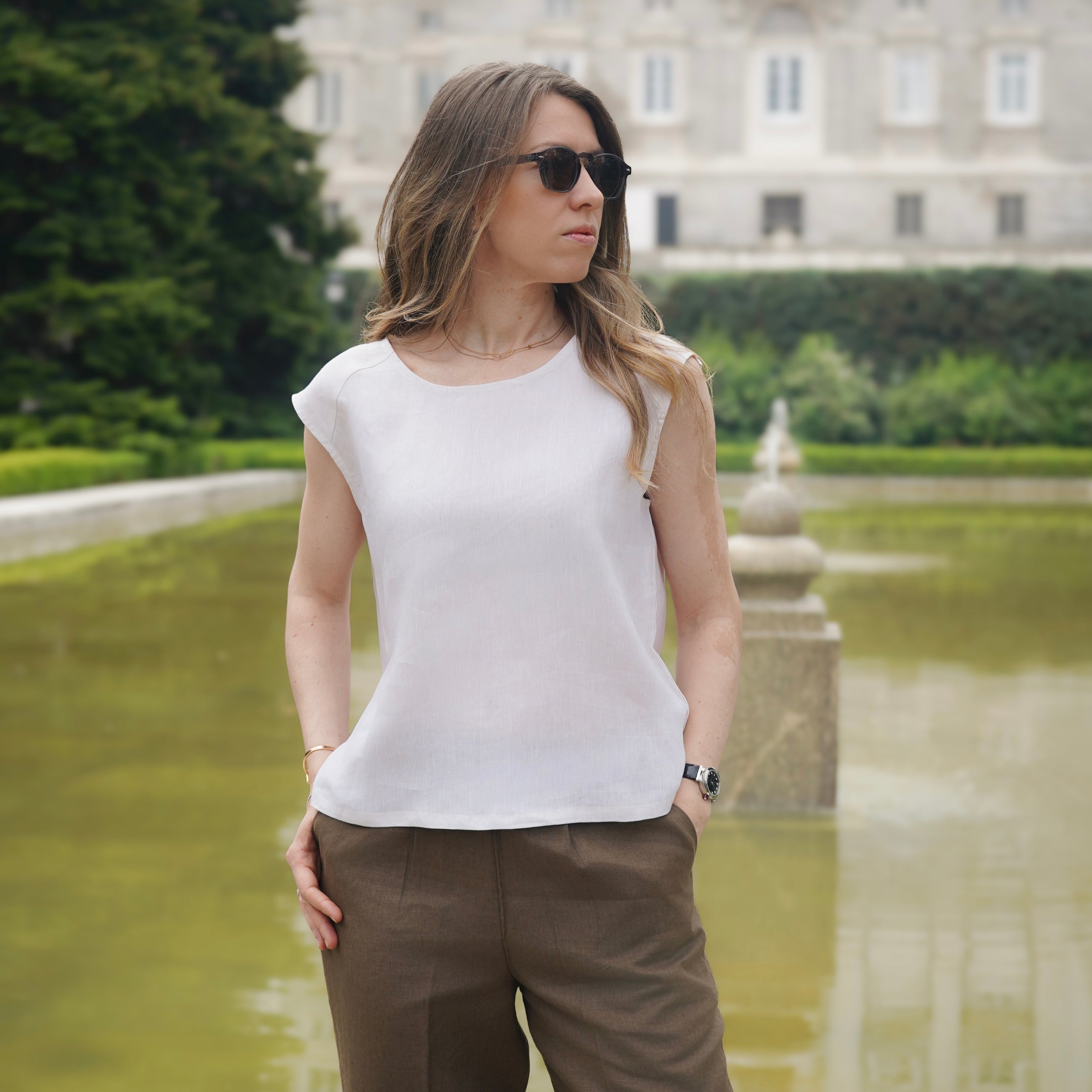 Model wearing Rizvol sera linen top in ivory ash, full look